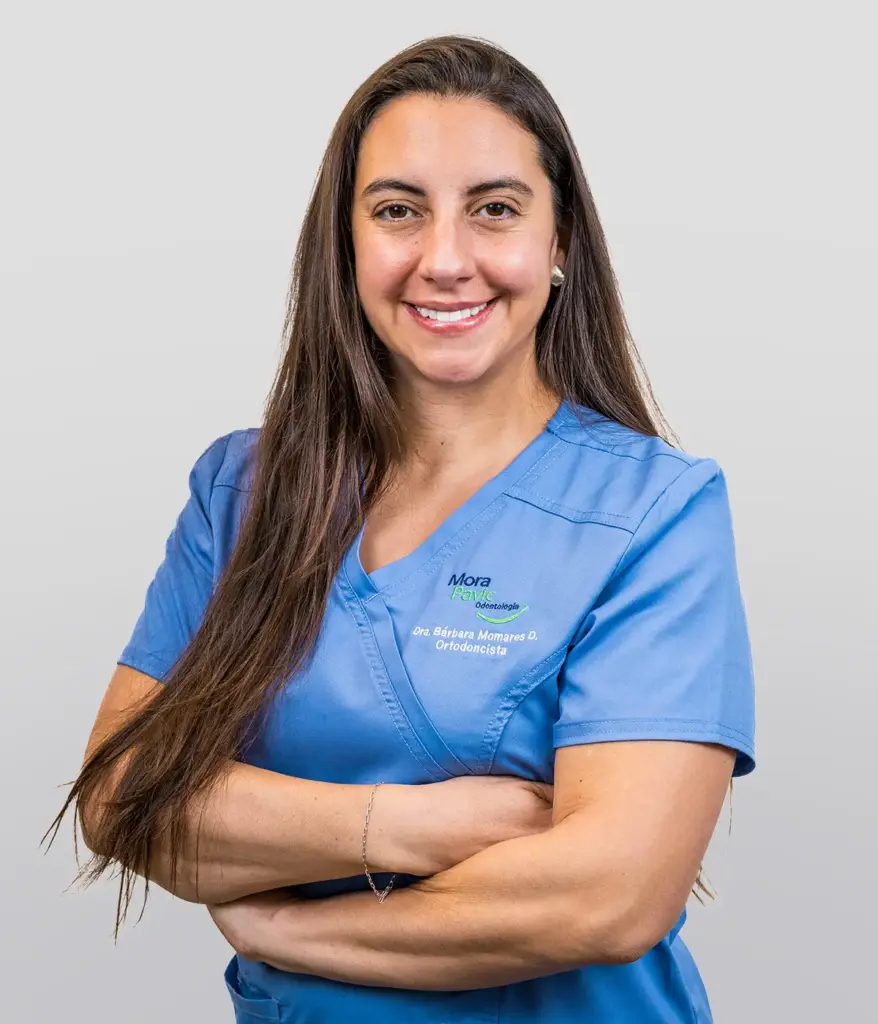 Dra. Bárbara Momares, ortodoncista. Brackets, alineadores y ortopedia dentomaxilar con 15 años de experiencia.